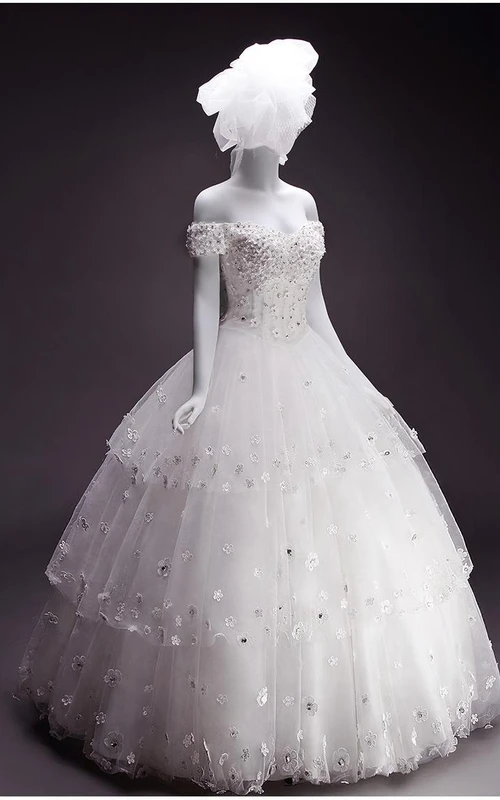 Robe de bal trapèze, coupe trompette, longueur thé, épaules dénudées, décolleté cœur, perles, volants, veste fleurie, mousseline, tulle, dentelle, sequins, organza, satin