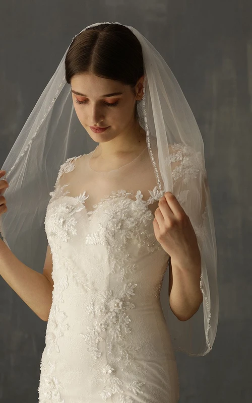 Voile chic en tulle blanc à coudières orné de perles