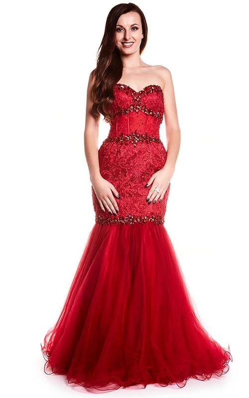 Robe de bal sirène en tulle et dentelle, sans manches, décolleté cœur et dos nu, ornée d'appliques.