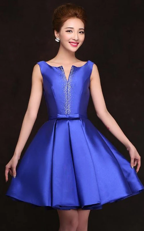 Robe de bal courte en dentelle délicate perlée