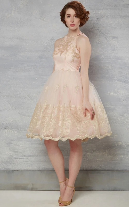Vestido de novia de tul sin mangas, de corte A, largo hasta la rodilla y cuello alto con apliques.