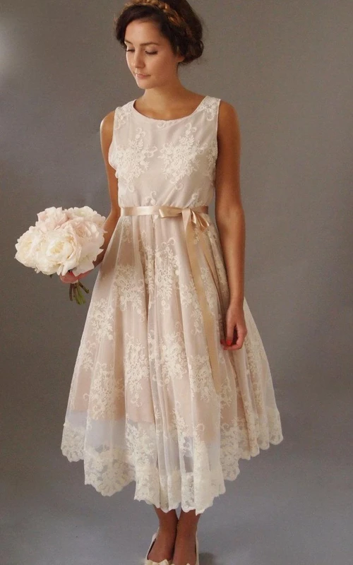 Robe mi-mollet sans manches à col rond et coupe trapèze, en dentelle, avec ceinture à nœud en satin.