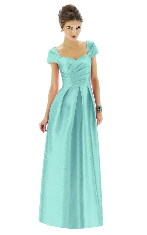 Robe longue en satin à décolleté cœur et manches courtes