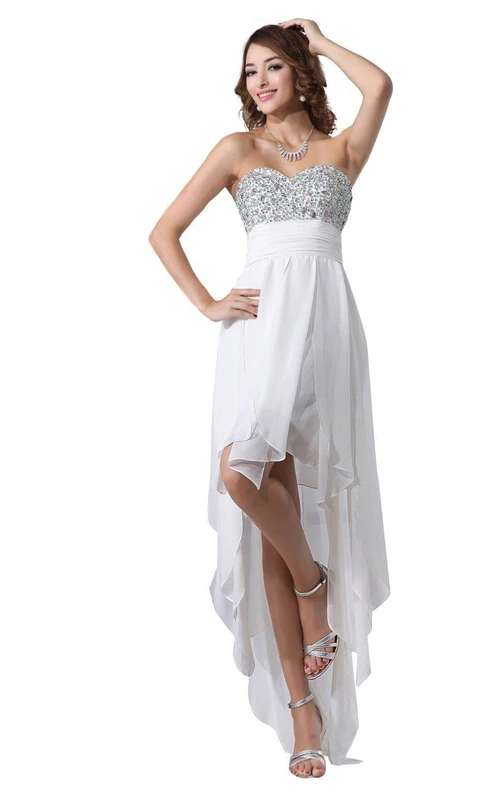 Robe en mousseline de soie à décolleté en A asymétrique et ourlet arrondi, ornée de perles