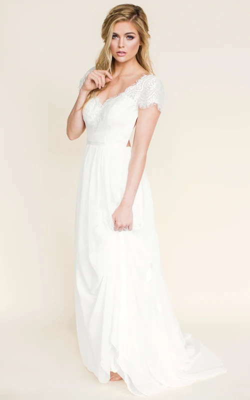 Vestido de novia de gasa de corte recto con mangas cortas, escote en V, encaje y diseño sin espalda.