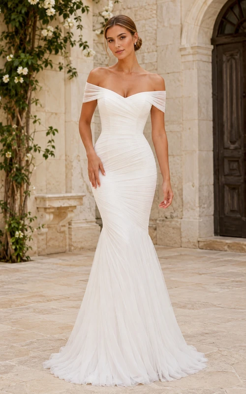 Robe de mariée sirène en jersey de tulle froncé, épaules dénudées, manches courtes et bustier cœur, longueur au sol et traîne.