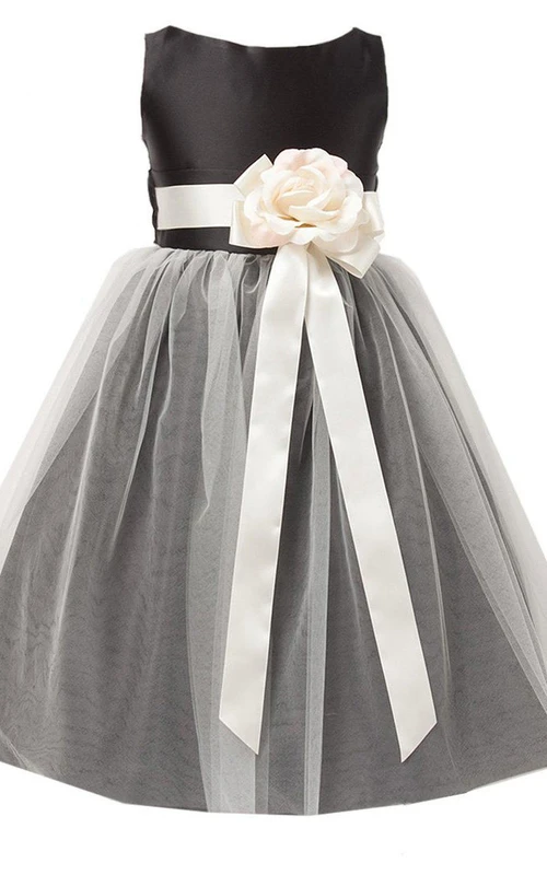 Robe sans manches à encolure bateau avec ceinture fleurie