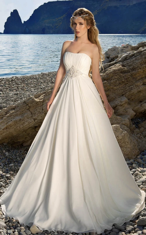 Robe longue trapèze sans bretelles, dos nu, en mousseline de soie avec bijoux de taille et fronces