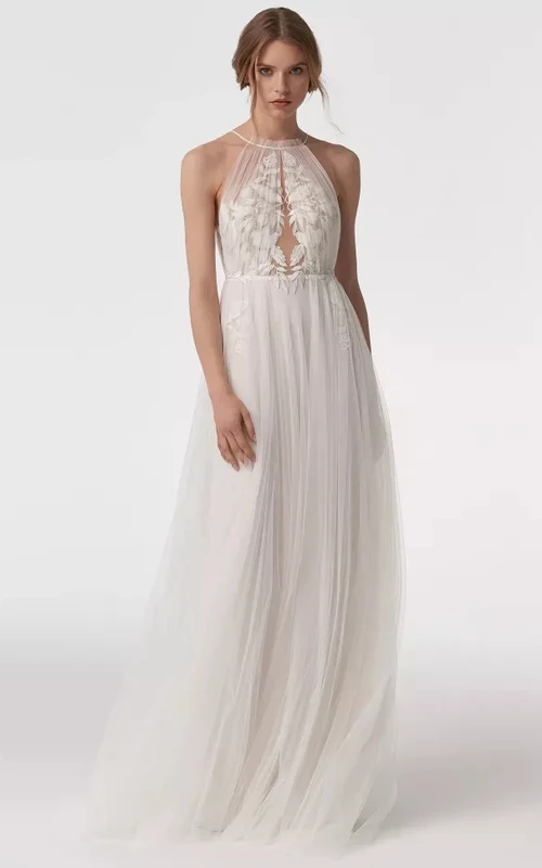 Robe de mariée de plage vaporeuse en tulle plissé empire à col montant sans manches et ornée d'appliqués, avec col montant et sans manches. Robe vaporeuse en tulle plissé à col empire et sans manches. Appliques.