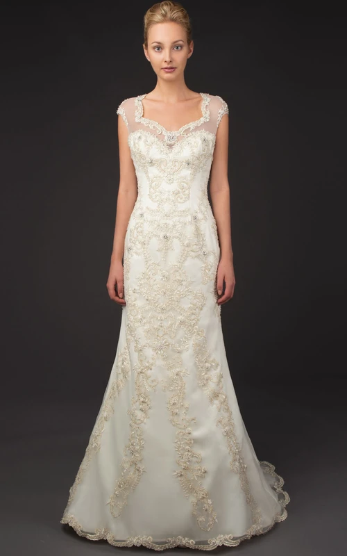 Vestido de novia de tul con apliques, mangas cortas y escote cuadrado, con cola de cepillo.