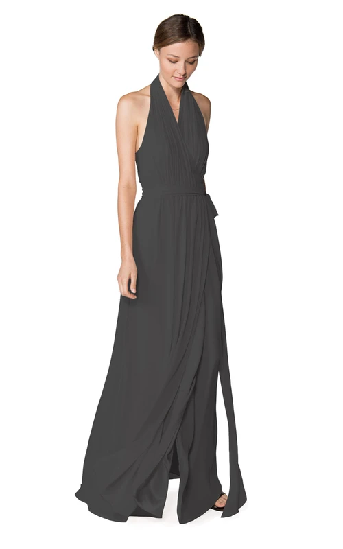 Traumhaftes, ärmelloses Chiffonkleid in bodenlanger Neckholder-Optik mit Schlüssellochausschnitt am Rücken
