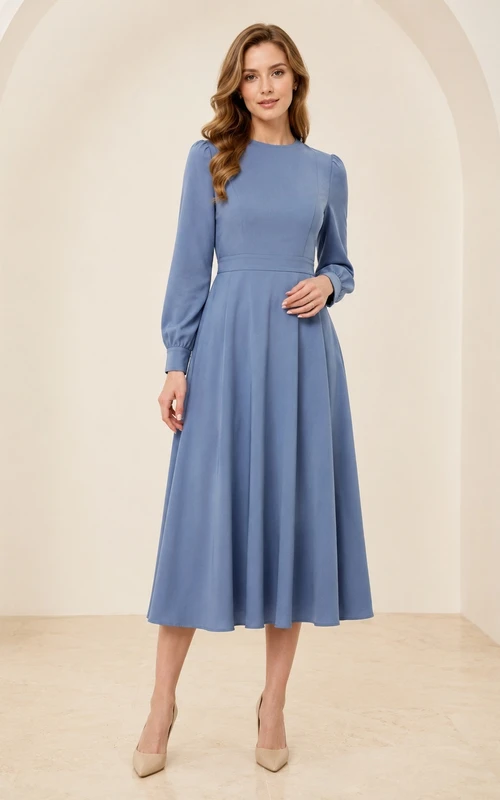 Robe simple bleu acier, col montant, manches longues, coupe trapèze, longueur thé, en jersey à manches longues et col montant.