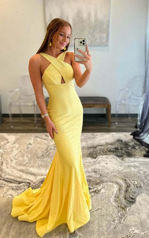 Vestido amarillo cruzado con aberturas