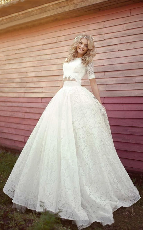 Robe de mariée trapèze courte à col montant, manches mi-longues et coupe évasée, fendue sur le devant et boutonnée en dentelle