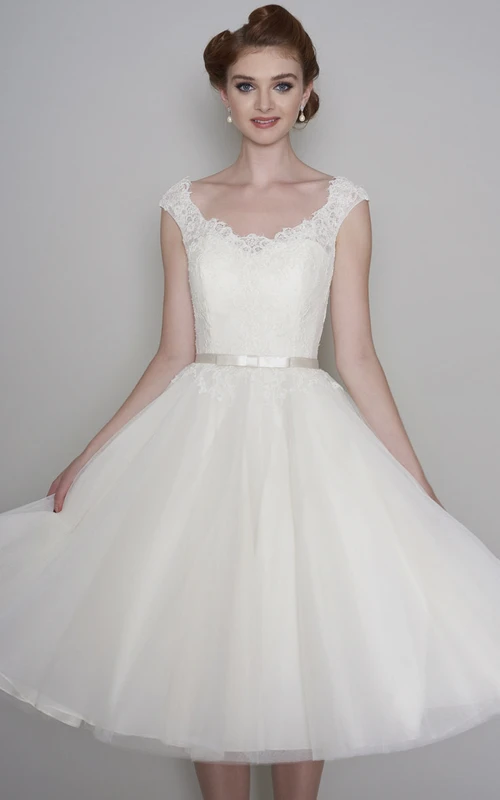 Vintage-Brautkleid aus Tüll mit Spitze, kurzen Ärmeln, Teelänge, V-Ausschnitt und Knöpfen