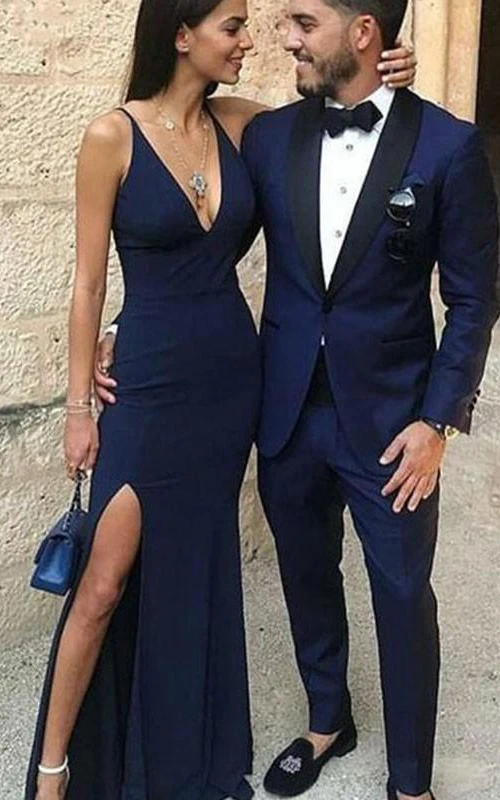 Vestido de noche sencillo, ajustado, sin mangas, de punto, largo hasta el suelo, con abertura frontal.