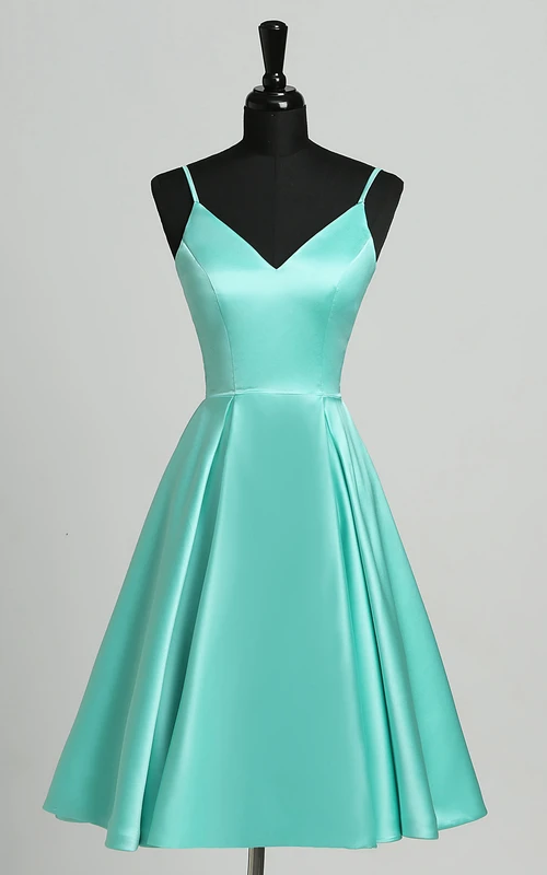 Ärmelloses, kurzes Minikleid aus Satin in A-Linie mit Reißverschlussträgern – sexy und romantisch.