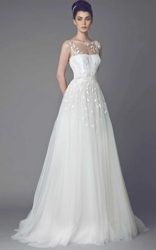 Vestido de novia maxi de tul con apliques, cola larga y espalda en V, estilo barco.
