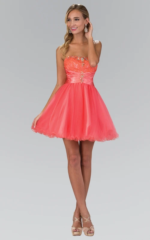 Robe bustier mini trapèze sans manches en tulle avec corset au dos orné de perles et de dentelle.