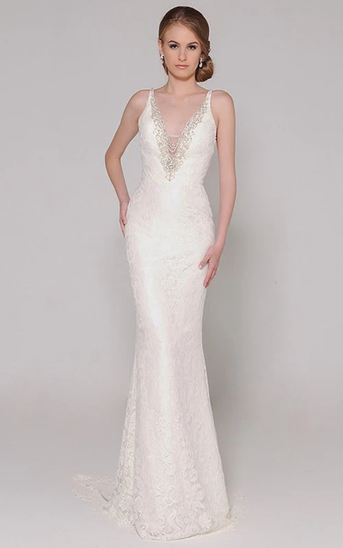 Robe de mariée fourreau longue sans manches en dentelle à col en V ornée de perles et d'appliques