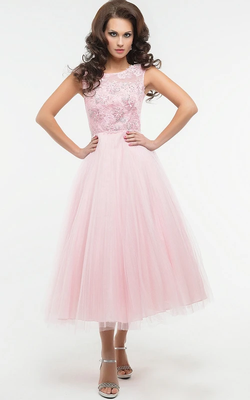 Robe trapèze mi-longue à manches courtes ornées de bijoux, en tulle plissé et décolleté en V plongeant dans le dos