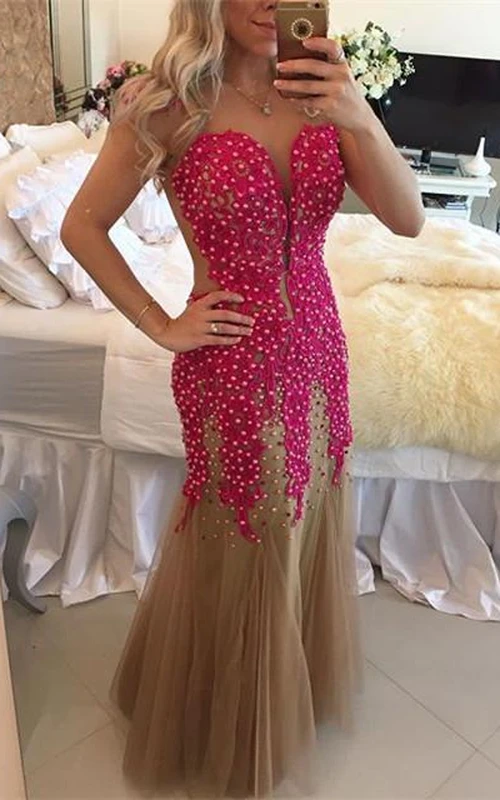 Glamouröses Meerjungfrauen-Abendkleid aus fuchsiafarbenem Tüll mit V-Ausschnitt und Perlen, kurzen Ärmeln