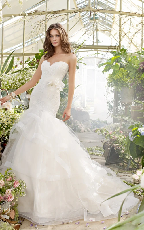 Robe classique en tulle à volants et corsage en dentelle, ornée d'un nœud dans le dos.