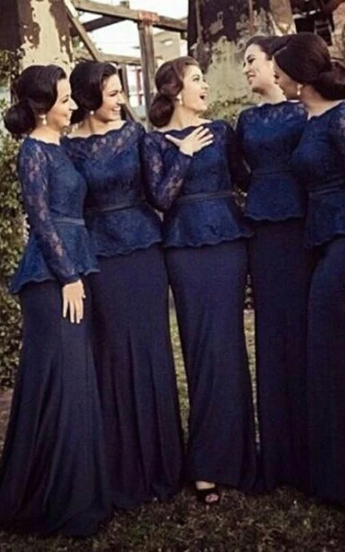 Vestido de dama de honor azul de gasa con escote barco, mangas largas y cola larga.