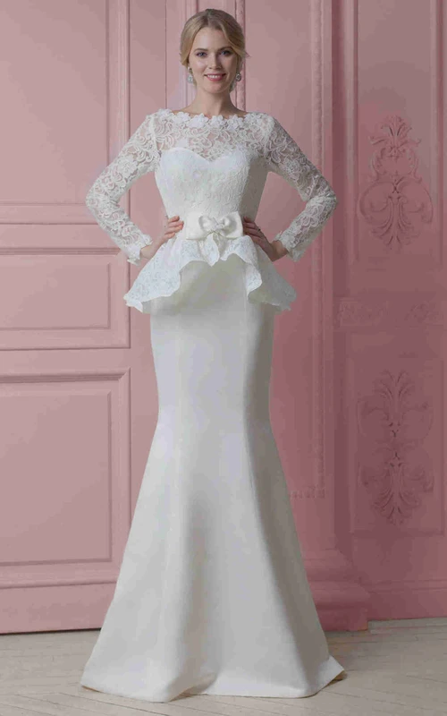 Robe de mariée longue en satin et dentelle péplum avec traîne chapelle et dos en V.