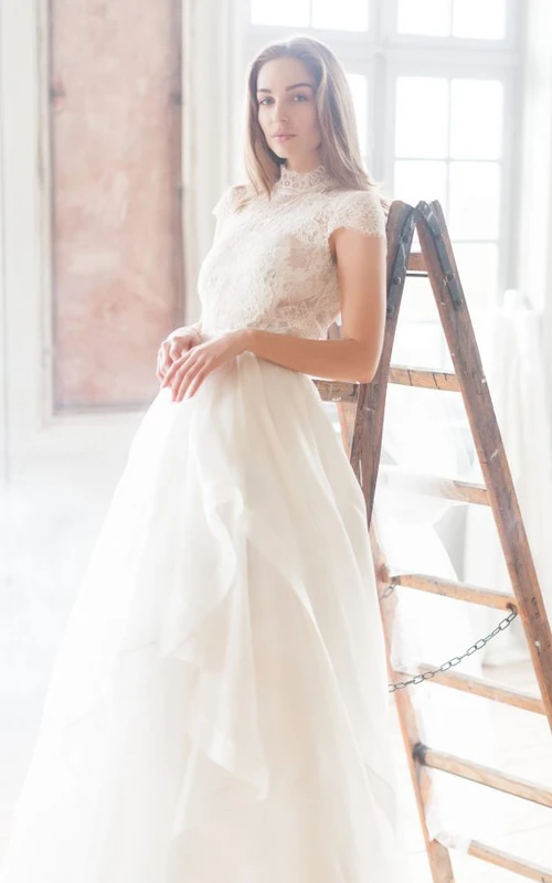 Ätherisches, bodenlanges A-Linien-Hochzeitskleid aus Spitze mit kurzen Ärmeln und Rüschen