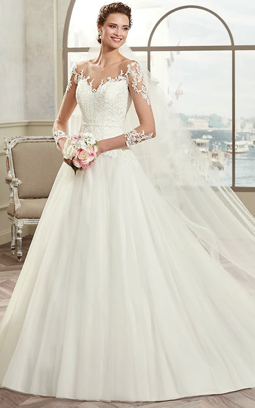 Vestido de novia de corte A con escote corazón, diseño etéreo y apliques de encaje.