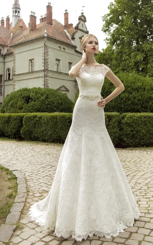 Robe de mariée à manches bateau et dos corset en dentelle ornée de fleurs