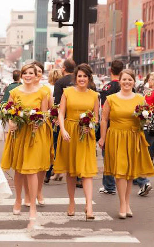 Knielanges Chiffonkleid in A-Linie mit kurzen Ärmeln und Falten