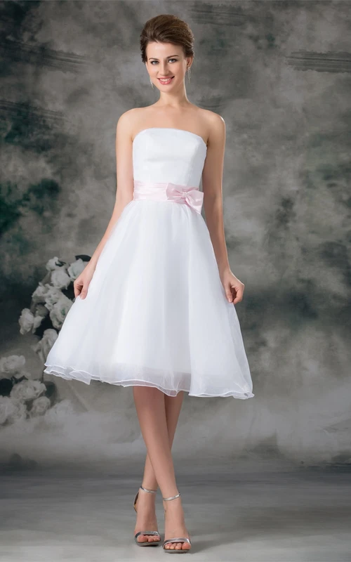 Figurschmeichelnde, ärmellose, trägerlose, kurze Brautkleider aus Satin-Organza in A-Linie