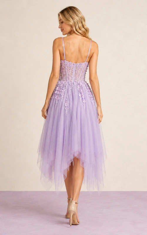 Robe de bal midi en tulle lavande avec corsage corset fleuri à bretelles, jupe trapèze à volants et ourlet mouchoir