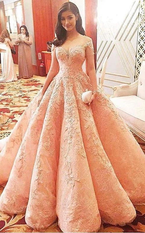 A-Linien-Abendkleid mit herzförmigem Ausschnitt, Applikationen aus Spitze und Kapellenschleppe