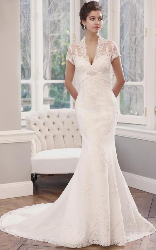 Robe de mariée sirène en dentelle à manches t-shirt et col en V avec effet illusion