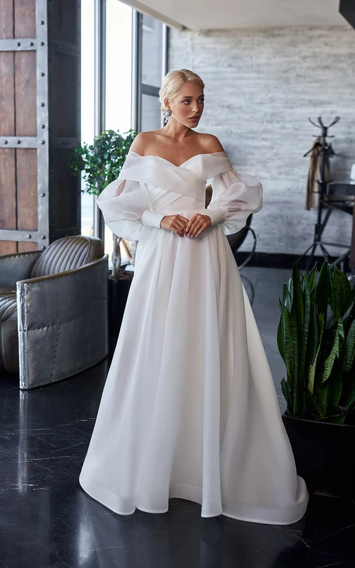 Robe de mariée empire simple à manches longues bouffantes et décolleté croisé, coupe trapèze