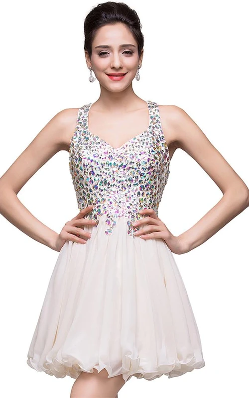 Precioso vestido corto sin mangas de cristal para la fiesta de bienvenida.