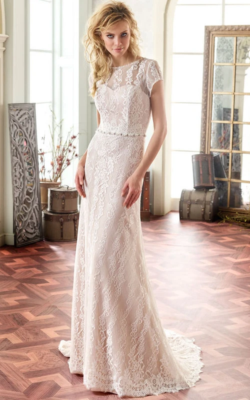 Vestido de novia largo de encaje con escote redondo, mangas cortas, detalles de pedrería, cola y espalda en V.