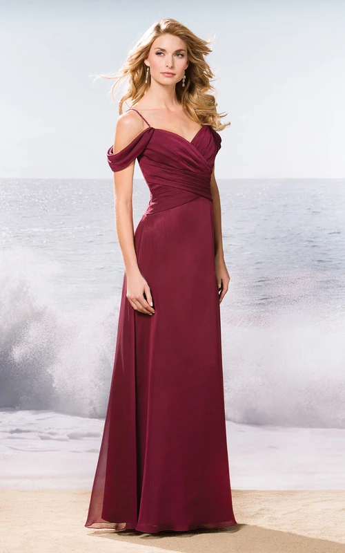 Vestido largo de dama de honor con escote en V, corte en A, fruncido cruzado y tirantes finos.