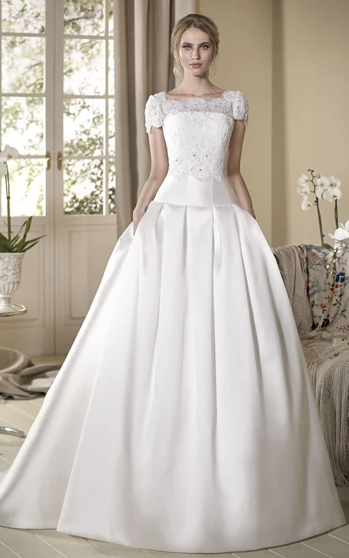Robe de mariée longue en satin de dentelle, coupe trapèze, manches courtes, col carré et cape