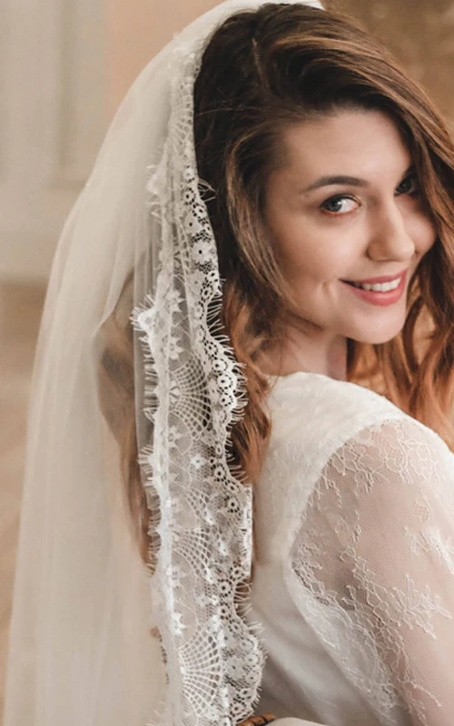 Voile de mariée long en tulle de style romantique avec bordure en dentelle