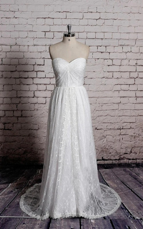 Vestido de novia de encaje con escote corazón y corte en A, con fruncidos y pliegues.