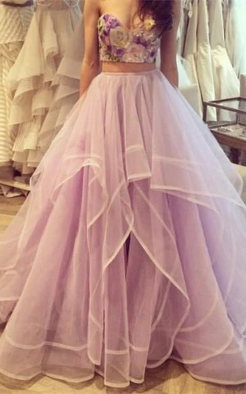 Hermoso vestido de fiesta de tul con escote corazón y estampado floral de dos piezas.