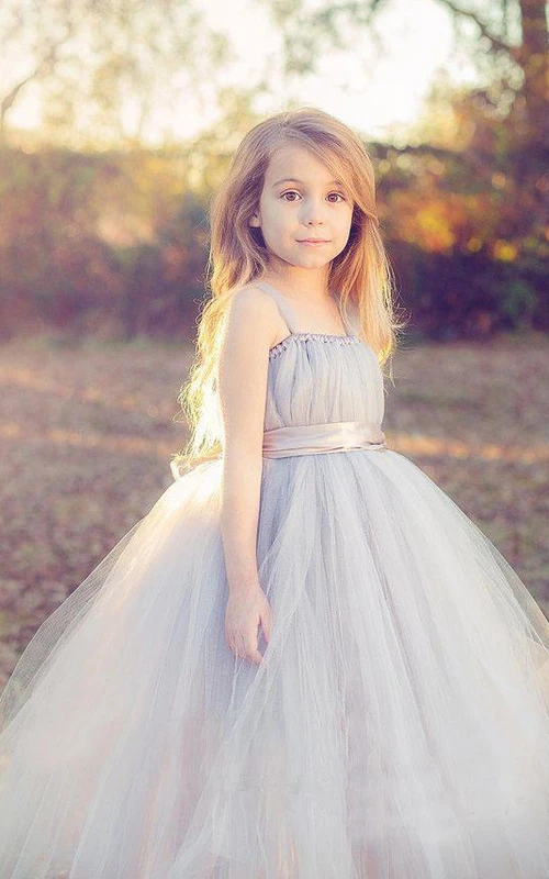 Vestido de gala de tul estilo imperio con tirantes finos y fajín de satén para niña de las flores.