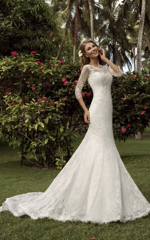 Robe de mariée trompette longue jusqu'au sol, col rond, manches t-shirt, dos corset en dentelle avec appliques