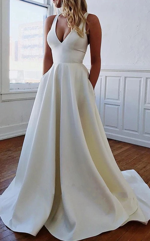 Vestido largo sencillo de satén con tirantes, corte en A y fruncido.