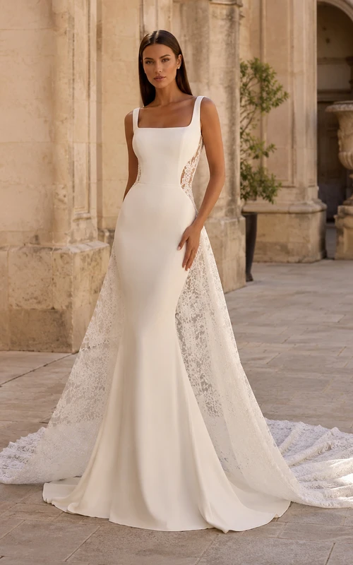 Robe de mariée sirène sans manches en satin et dentelle poli, col carré, traîne chapelle, dos nu et godets, col carré et ourlet asymétrique.