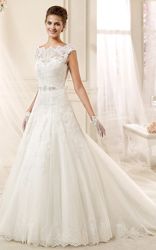 Robe de mariée trapèze à encolure festonnée, manches courtes et appliques